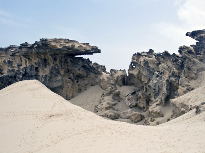 roccia vulcanica spiaggia isola di Sal viaggio capo verde saline di sal turismo capo verde emotions magazine rivista viaggi rivista turismo