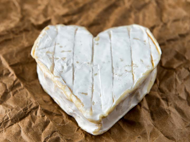 il formaggio Neufchatel, creato nell’anno 1035, a forma di cuore - emotions magazine - rivista viaggi - rivista turismo