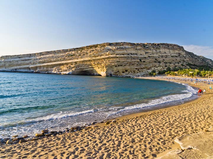 Creta - Spiaggia di Matala con le famose cave di tufo emotions magazine rivista viaggi rivista turismo