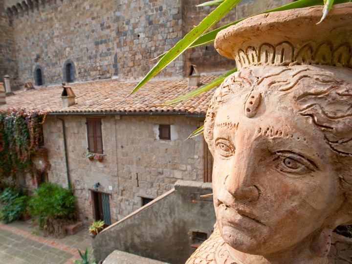 Bolsena zona medievale - Particolare di un tipico vaso antropomorfo di terracotta - viaggio bolsena - emotions magazine - rivista viaggi - rivista turismo