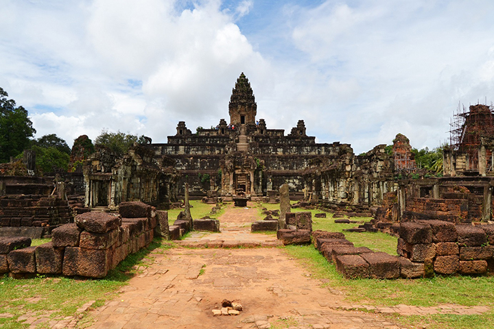 cambogia-con-archeologo-copia