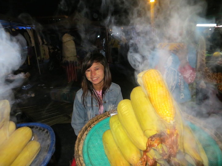 10 FOTO) Una ragazza nel mercato notturno