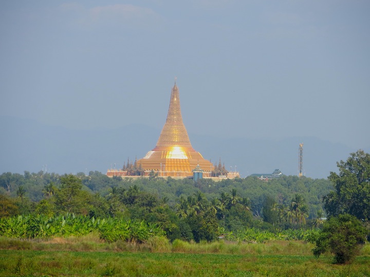 2 FOTO). La pagoda Uppatasanti