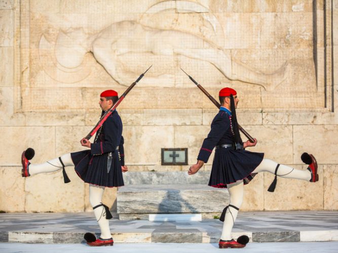 cambio della guardia Atene - articolo su atene atene ieri e oggi viaggio atene emotions magazine rivista viaggi rivista turismo