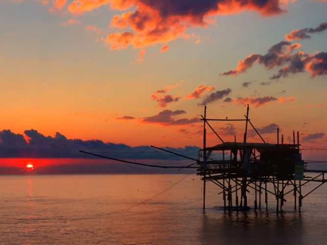 trabocco-trabucco al tramonto viaggio lungo la costa dei trabocchi viaggio costa abruzzese emotions magazine rivista viaggi turismo