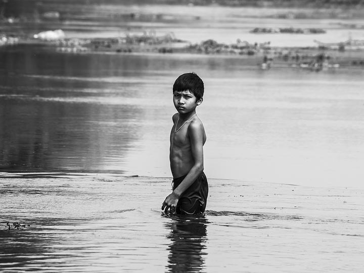 bambino fiume nepal viaggio nepal sauraha foto lorenzo zelaschi emotions magazine rivista viaggi rivista turismo