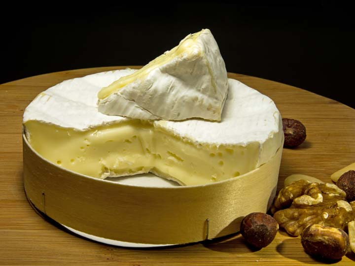 il celebre formaggio Camembert l’altrettanto famosa scatola tonda di legno dell'ing. Ridel - emotions magazine - rivista viaggi - rivista turismo