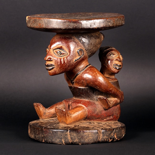 5-Sgabello a cariatide Yoruba con figura di maternita
