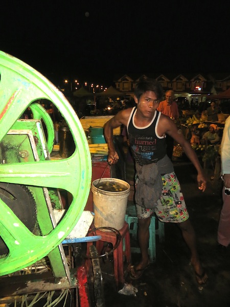 9 FOTO) Un venditore di succo da canna nel mercato Myoma