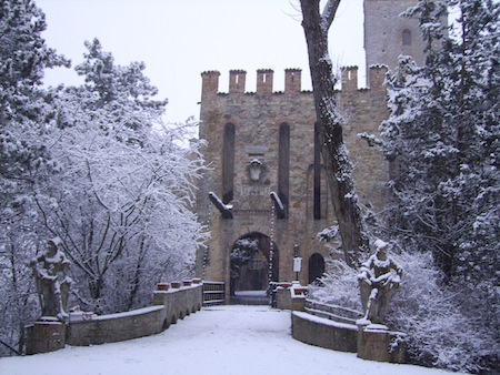 Castello_di_Gropparello_-_Esterno_con_neve_1