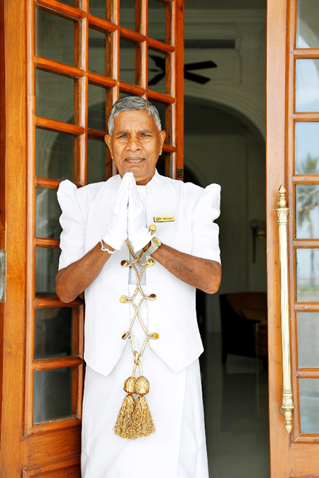 Sri Lanka, Colombo, Galle Face Hotel, Kolonialhotel, Pförtner im weißen Sarong, Engl.: colonial hotel, doorman in white sarong